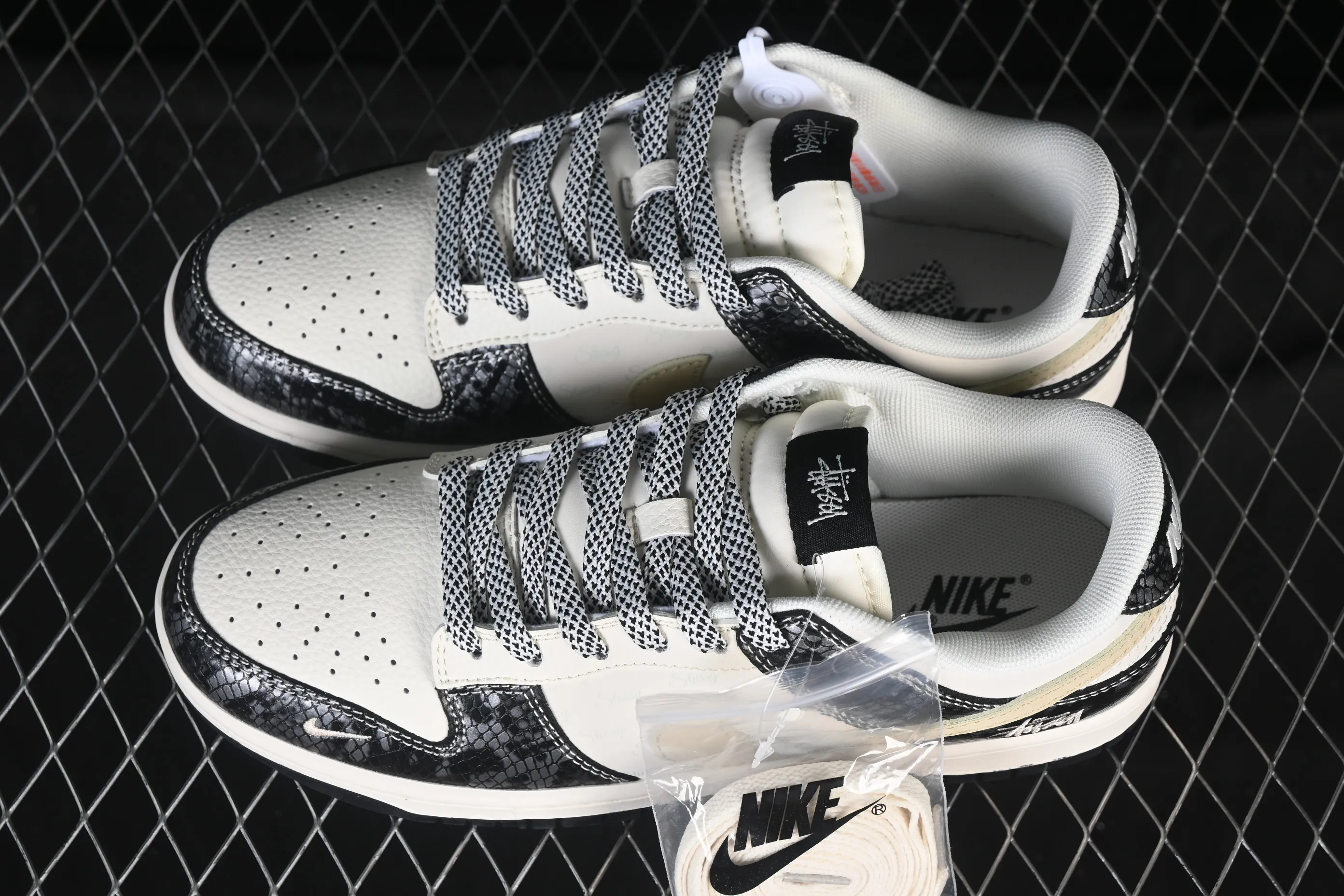 All categories Nk SB Dunk Series Nk SB Dunk Low High-end customized low-top sneakers Nike SB Dunk Low Stusi co-branded Black Scale Anniversary high-end customized low-top casual sneakers XS6089-636